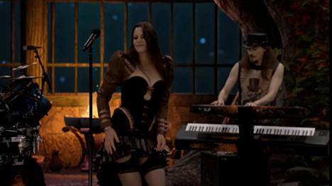 Konserttiarvostelu | Nightwishin striimikeikka soitettiin mielikuvitustavernassa – Tunnelmakuvat loivat eheää tunnelmaa soiton rinnalle
