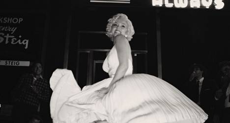 Marilyn Monroen Kesäleski-elokuvasta tuttu ikoninen kohtaus, jossa metrotunnelin ilmavirta nostaa Monroen helmat, nähdään myös Blondessa.