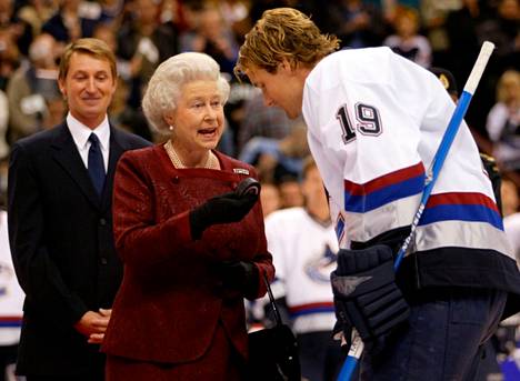 Kuningatar Elisabet II sai muistoksi pudottamansa aloituskiekon Vancouver Canucksin kapteenilta Markus Näslundilta lokakuussa 2002 pelatussa näytösottelussa. Taustalla kiekkolegenda Wayne Gretzky.