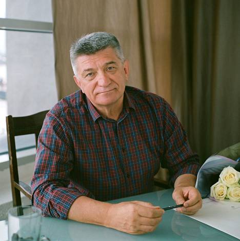 Aleksandr Sokurov (s. 1951) on venäläisen elokuvakielen keskeinen uudistaja. Kirjan kuvitusta.