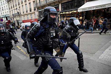 Mellakkapoliisit partioivat torstaina Pariisin kaduilla. 