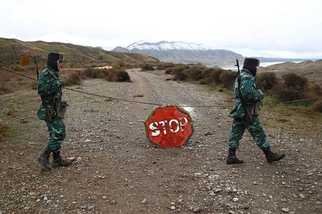 Azerbaidžanilaiset sotilaat valvoivat valloittamaansa maantietä Vuoristo-Karabahissa joulukuun alussa 2020.