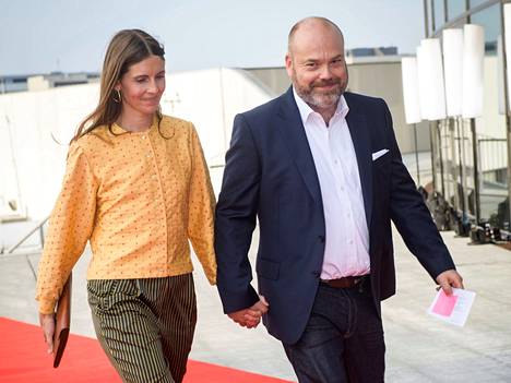 Anders Holch Povlsen Anne-puolisonsa kanssa toukokuussa 2018.