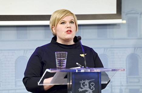 Valtiovarainmiisteri Annika Saarikko on iskenyt silmänsä Ukrainalle luvattuihin lahjoitusrahoihin. 
