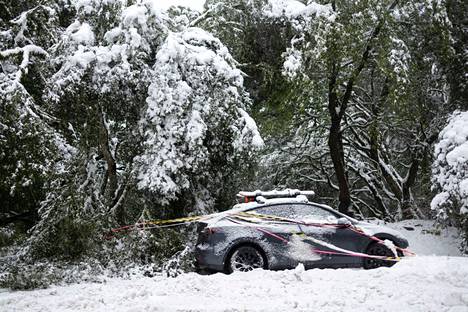 Raju lumimyrsky tärveli Tesla-merkkisen auton Redwood Cityssä Yhdysvalloissa helmikuun lopulla.
