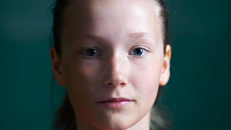 Sulkapallo | Nella Nyqvist, 14, murskasi neljä vuotta vanhemman vastustajansa sulkapallon nuorten EM-kisoissa: ”Lyöntini oli helppo saada jäämään kenttään”