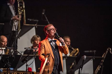 "Mulla on jo", hauskutti Sami Saari muistokonsertissa, jossa hän esitti muun muassa kappaleen Tahdon saaren. Erik Lindströmin sävellyksen ja Vuokko Lindströmin sanoituksen levyttivät vuonna 1965 ensimmäisenä Eero ja Jussi Raittinen.
