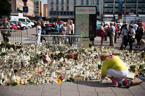 Elokuussa 2017 tapahtunut puukotus Turussa on ainoa Suomessa tapahtunut isku, joka on tuomittu terroristisena tekona. Monet toivat teon jälkeen muistokynttilöitä torille.