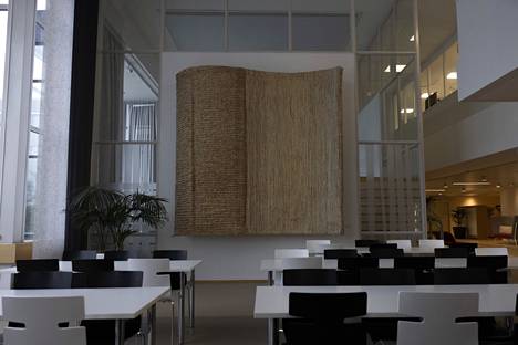 In the works designed by Kirsti Rantanen on the wall of Restaurant Solar, natural materials are combined with traditional weaving techniques.  The monumental rugs have been woven by Heljä Wiljander.