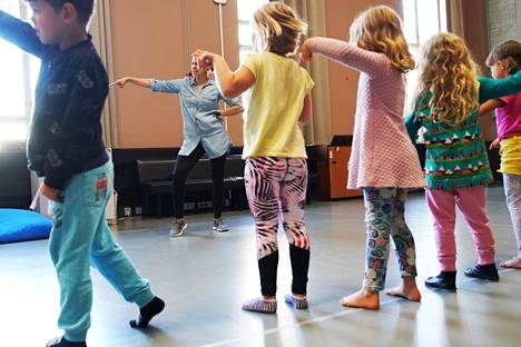 Helsinkiläisiin päiväkoteihin on annettu ohje pitää päivystysaikanakin eri lapsiryhmät mahdollisimman paljon erillään toisistaan, mutta kaikkialla tämä ei ole mahdollista. Nämä esikoululaiset tanssivat syksyllä 2019.