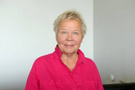 Ulla Tapaninen on esittänyt urallaan sekä koomisia että vakavia rooleja. Hän on suomalaisen stand upin edelläkävijöitä.