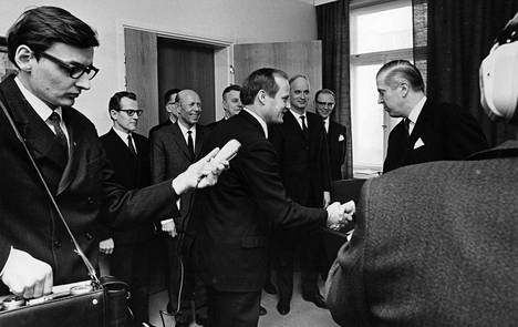 Peruskoulunopettajakomitean puheenjohtajansa Veli Nurmi jätti opettajakoulutusta koskevan mietinnön ministeri Johannes Virolaiselle (kesk) maaliskuussa 1969.