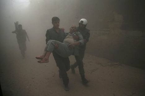Hallituksen ilmaiskussa haavoittunutta miestä kannetaan hoidettavaksi kapinallisten hallussa olevalla alueella Damaskoksessa Syyriassa.