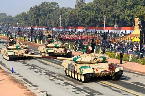 Venäläisiä T-90-taistelupanssarivaunuja Intian asevoimien paraatissa Delhissä tammikuussa 2021.