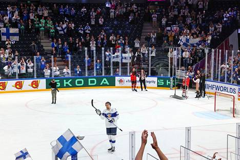 Suomen kapteeni Marko Anttila kiitti seisaallaan hurrannutta kotiyleisöä Nokia-areenassa Kanada-tappion jälkeen.