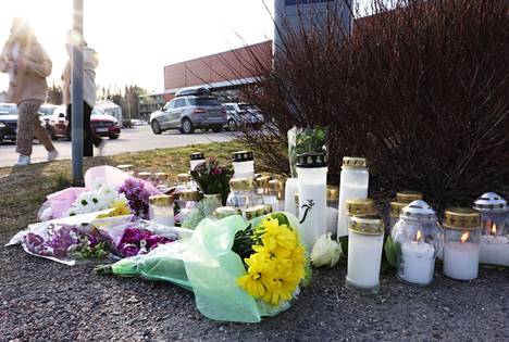Ihmiset toivat kukkia ja kynttilöitä onnettomuuspaikalle.