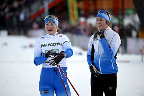 Eevi-Inkeri Tossavainen (vas.) ja Elsa Torvinen kuvattuna aiemmin 20. tammikuuta naisten pariviestin finaalissa Tampereella SM-hiihdoissa.