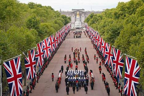 Kuningattaren arkku ja hautajaissaattue kulkivat pitkin Lontoon The Mall -katua. 