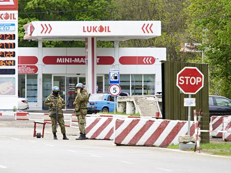 Venäläiset rauhanturvaajat Transnistrian raja-asemalla perjantaina. Tämän kuvan he määräsivät poistettavaksi.