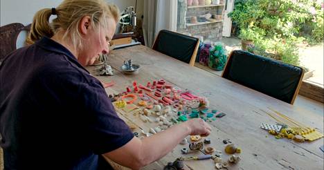 Lonneke asettelee Zandvoortin alueen rannoilta Hollannissa keräämiänsä esineitä väreittäin ja teemoittain.