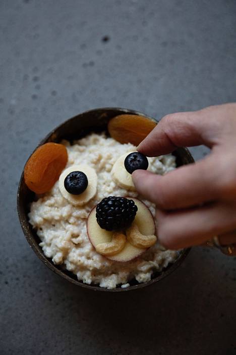 Bear porridge is oatmeal garnished with dried apricots, bananas, blueberries, apples, blackberries and cashews. 