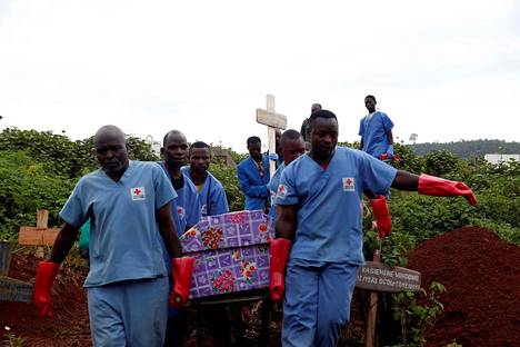 Punaisen Ristin työntekijät kantoivat ebolaan kuolleen ihmisen arkkua Butembon kaupungissa Kongossa maaliskuun lopussa.