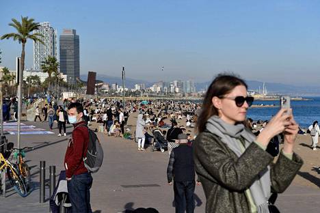 Ihmiset viettivät uudenvuoden aattoa Barceloneta-rannalla Espanjan Barcelonassa.