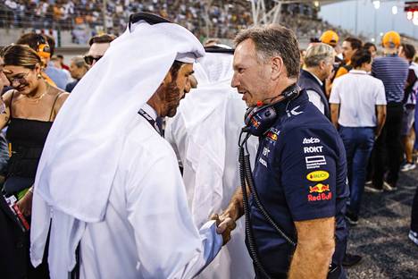 Red Bullin tallipäällikkö Christian Horner (oik.) ja kansainvälisen autoliiton puheenjohtaja Mohammed Ben Sulayem tapasivat viime viikonloppuna F1-kauden avauskisassa Bahrainissa.
