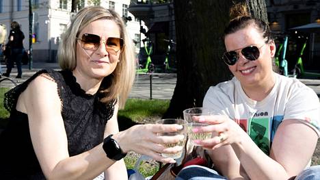 Iina Kykkänen (vas.) ja Maria Hokkanen tulivat Esplanadin puistoon nauttimaan kesäisestä säästä, hyvästä seurasta ja viileästä valkoviinistä.