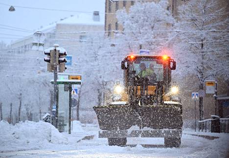 Lumiaura puhdisti lunta raitiotien kiskoilta Helsingin Vallilassa 11. helmikuuta.