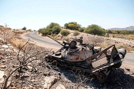 Vaurioitunut panssariajoneuvo seisoi hylättynä lähellä Humeraa Etiopiassa vuosi sitten. 