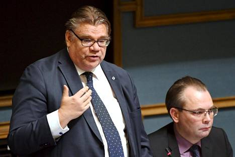 Ulkoministeri Timo Soini (sin) ja puolustusministeri Jussi Niinistö (sin) eduskunnan suullisella kyselytunnilla 22. marraskuuta.