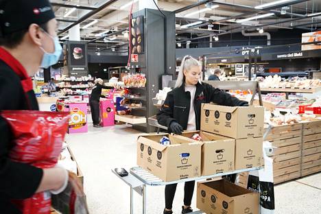 Moni suomalainen on ostanut verkosta ensimmäistä kertaa ruokaa ja vaatteita. Lotta Laosmaa pakkasi verkkotilauksia Ison omenan Citymarketissa huhtikuussa.