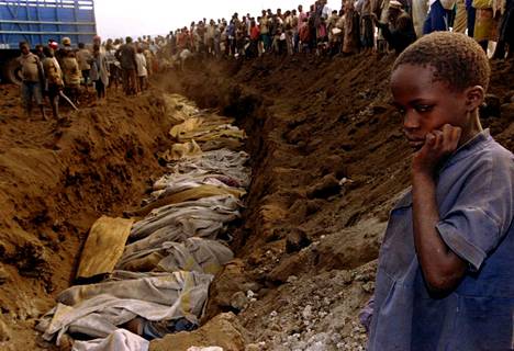 Ruandalaislapsi joukkohaudan vierellä heinäkuussa 1994.