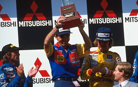 Williamsin tallipomo Frank Williams nosti palkintopyttyä Keke Rosbergin (oik.) ajettua voittoon Australian F1 Grand Prix -kisassa marraskuussa 1985. 