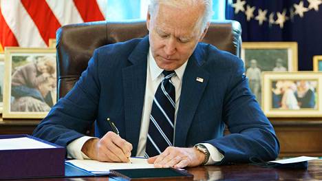 Yhdysvallat | Joe Biden allekirjoitti massiivisen elvytyspaketin laiksi jo torstaina