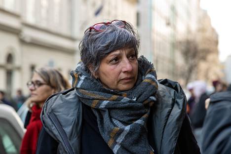 Tanitanek-liikkeen aktivisti Kata Törley puhui opiskelijoiden mielenosoitukselle Budapestissa. 