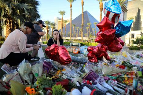Las Vegasin joukkoampumisessa kuolleiden muistoksi tuotiin kukkia lokakuussa 2017.