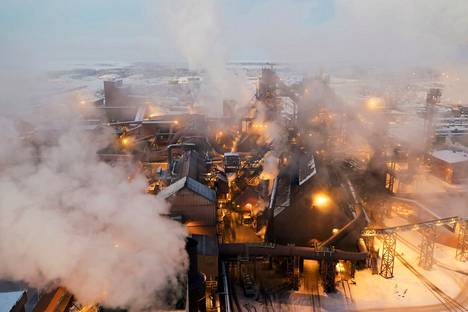 Teräsyhtiö SSAB uudistaa prosessejaan vetyvetoisiksi niin, että suurin osa Raahen terästehtaan hiilidioksidipäästöistä poistuu. Kuvassa Raahen terästehtaan masuunit helmikuussa 2018. 