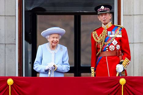 Kuningatar Elisabet ja prinssi Edward Buckinghamin palatsin parvekkeella torstaina.