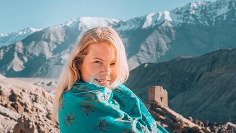 Matkustaminen on Anna-Katri Räihän elämäntapa. Kesäkuussa hän on käynyt kaikissa maailman maissa. Himalajalla hän vieraili vuonna 2018. 