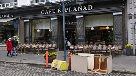 Vappuaaton liikenneonnettomuuden jäljet oli siivottu Café Esplanadin edustalta vapunpäiväksi.