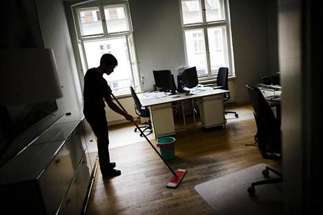 Siivooja pyyhki toimiston lattiaa Berliinissä Saksassa elokuussa 2016.