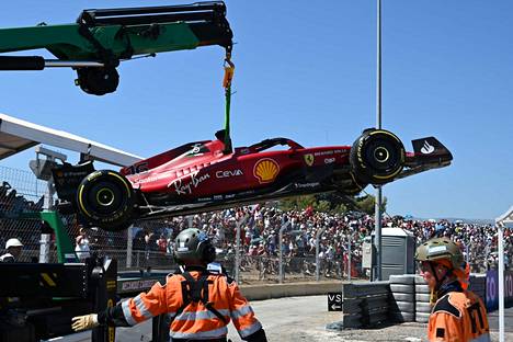 Ferrarin Charles Leclerc joutui keskeyttämään Ranskan gp:n.
