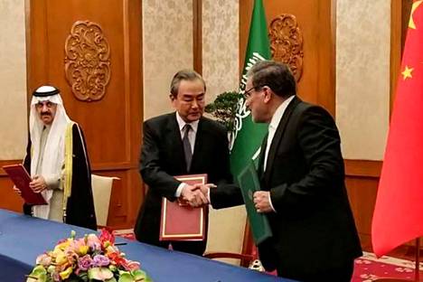 Iran ja Saudi-Arabia sopivat suhteidensa palauttamisesta 10. maaliskuuta Pekingissä. Allekirjoitustilaisuudessa oli mukana Ali Shamkhani Iranista (oik.), Wang Yi Kiinasta (kesk.) ja Musaad bin Mohammed al-Aiban Saudi-Arabiasta. 