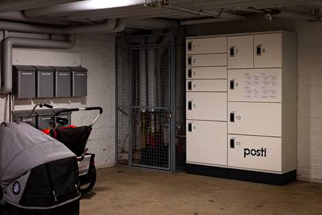 Pyöräkellarissa on myös postilaatikot työtiloille ja Postin Smartpost pakettiautomaatti, johon voi tilata paketteja.