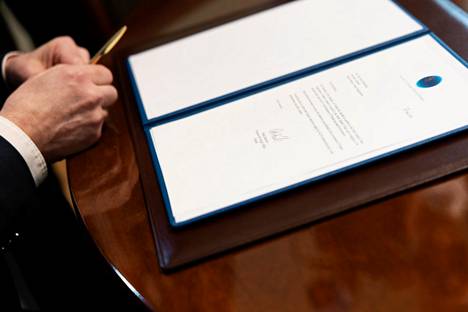 Ulkoministeri Pekka Haaviston kädet ja Suomen Nato-hakemus toukokuussa 2022. Kuvassa myös kuuluisa ”Nato-kynä”.