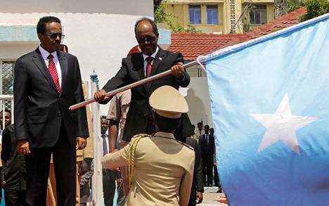 Hassan Sheikh Mohamud (oik.) valittiin Somalian johtajaksi vaikeassa tilanteessa.