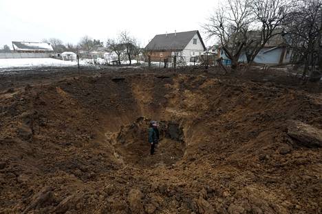 Venäläisohjuksen tekemä kraateri Kopylivin kylässä Kiovan lähellä. Venäjä iski lauantaina 14. tammikuuta infratruktuuriin, johon ei kiovalaisviranomaisten mukaan kuitenkaan tullut kriittisiä vahinkoja, eikä ihmisiä loukkaantunut.