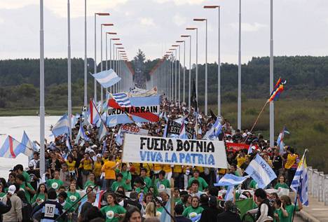 En 2010 se organizaron protestas contra la planta de celulosa en Argentina y Uruguay.